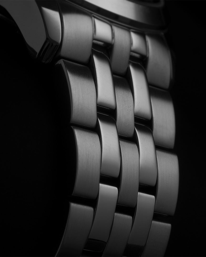 Stainless steel watch bracelet with a width of 21mm, polished and brushed finish, and secure butterfly clasp