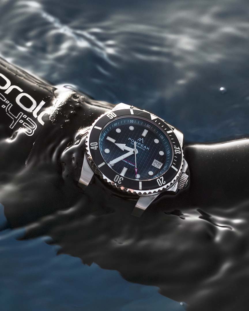 Pompeak Sub-Aquatic on divers wrist in water showing off the 200m water resistance.