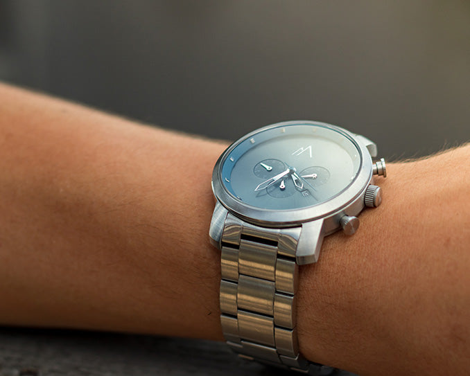 Quartz chronograph date watch metallic bands silver blue 45mm